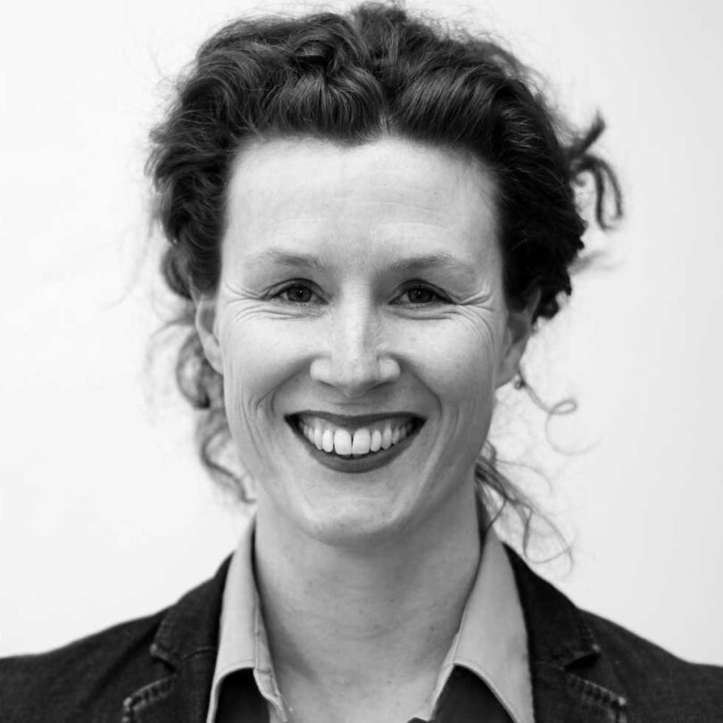 Porträtfoto in schwarz-weiß von Julia Kernbach (Dipl. Freie Kunst, M.Ed.)