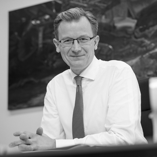 Porträtfoto in schwarz-weiß von Dr. Nicolai Besgen