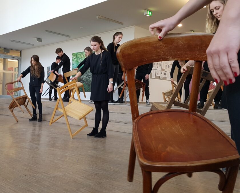 Kunst_im_Wirtschaftsstudium_2019_Stuehle