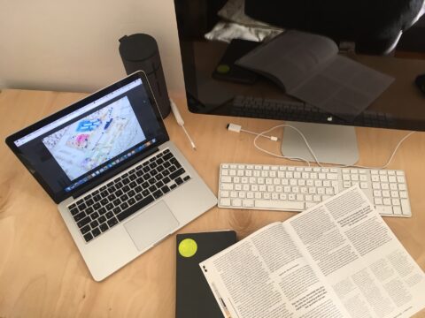 Bildschirm, Laptop, Tastatur auf Schreibtisch