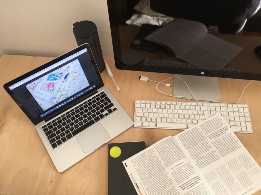 Bildschirm, Laptop, Tastatur auf Schreibtisch