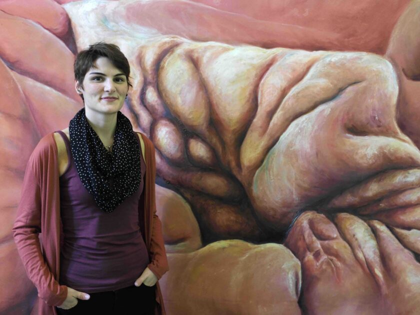 Lisa Wisse vor einem ihrer Kunstwerke.