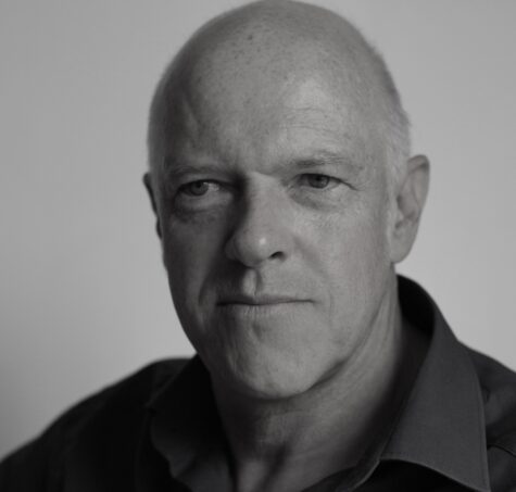 Porträtforo von Georg Schmidt in schwarz-weiß, Lehrbeauftragter am Fachbereich Architektur