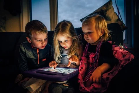 Kinder-betrachten-ein-Tablet
