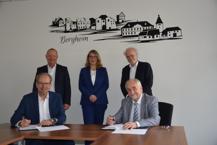 Bürgermeister Volker Mießeler (vorne links) und der Rektor der Alanus Hochschule, Prof. Dr. Hans-Joachim Pieper, unterzeichneten die Kooperationsvereinbarung.