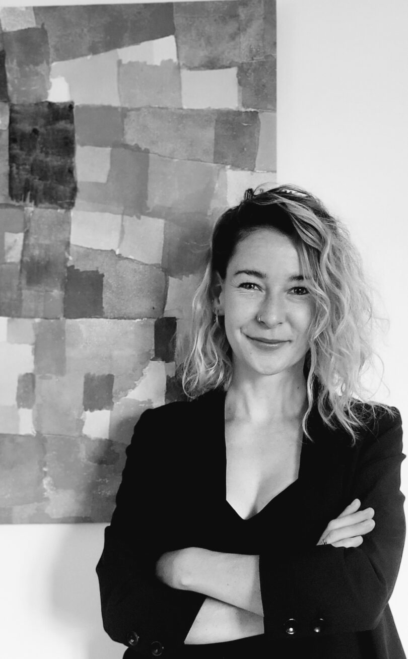 Porträtfoto in schwarz-weiß von Elisabeth Denzl