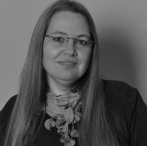 Porträtfoto in schwarz-weiß von Marta Küzmös-Degener, Assistenz der Geschäftsführung der Alanus Hochschule