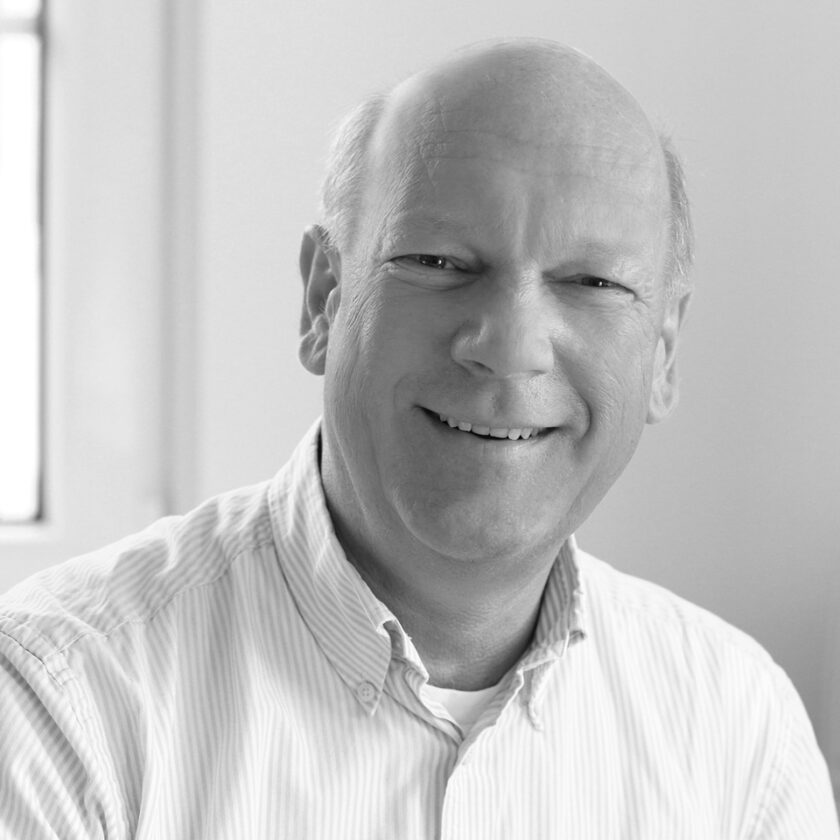 Porträtfoto in schwarz-weiß von Prof. Dr. Dirk Randoll