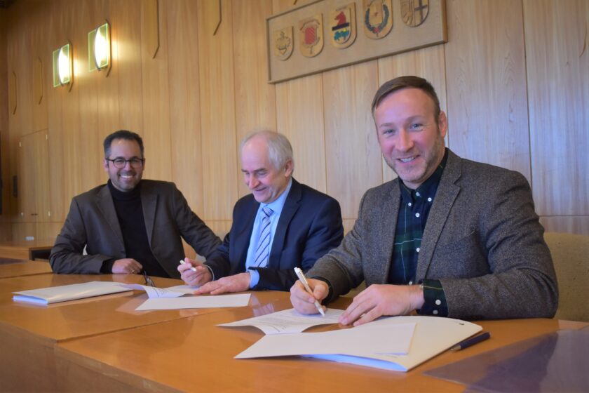 Rektor Hans-Joachim Pieper (Mitte), Prof. Willem-Jan Beeren (l.) und Bürgermeister Andreas Heller unterzeichnen den Kooperationsvertrag.