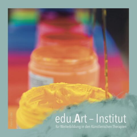 Nahaufnahme von bunten Acrylfarbgläsern, im Vordergrund leuchtend gelbe Farbe, darüber der Schriftzug „edu.Art – Institut für Weiterbildung in den Künstlerische