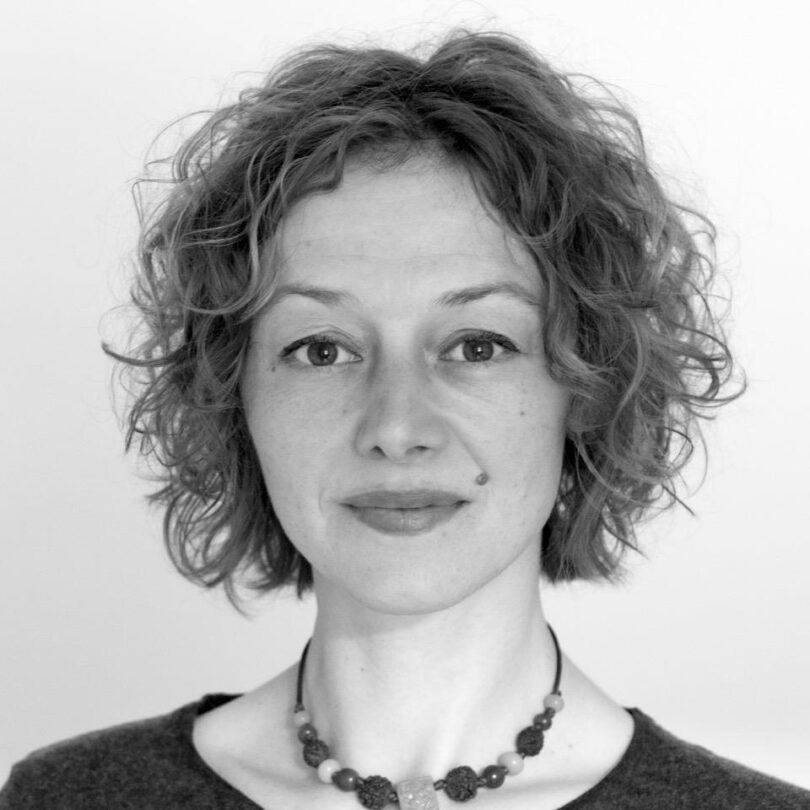 Porträtfoto in schwarz-weiß von Prof. Tessa Knapp