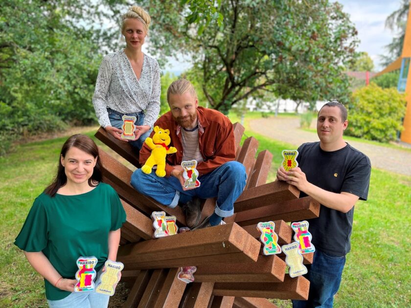 Zwei Studentinnen und zwei Studenten am Campus I - die Gewinner:innen HARIBO Goldbären-Designwettbewerb