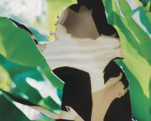 Abstrakte Collage mit übereinandergeklebten, zerrissenen Papierflächen in kräftigen Grün‑, Beige‑ und Schwarztönen, die vage die Silhouette einer stehenden Figu