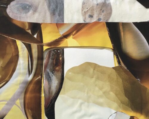 Abstrakte Collage aus ausgeschnittenen Papierstücken in Gelb-, Braun- und Beigetönen, mit geschwungenen Formen und teilweise sichtbaren Fragmenten eines menschl