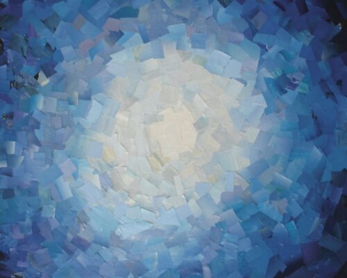 Abstraktes Mosaik aus vielen kleinen, rechteckigen Blautönen, die sich kreisförmig um ein helles, fast weißes Zentrum anordnen und einen wirbelnden, lichtdurchf