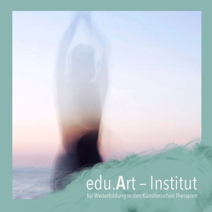 Unscharfe, abstrahierte Figur mit erhobenen Armen vor einem pastellfarbenen Himmel am Meer, umrahmt von einem mintgrünen Rand. Unten rechts steht der Schriftzug