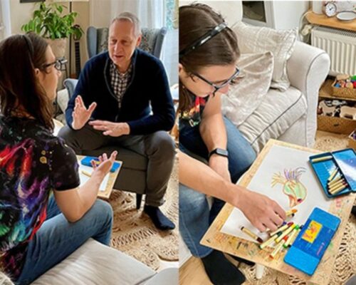 Gemeinsames Gespräch und kreatives Malen im Wohnzimmer Zweiteiliger Bildausschnitt in einem gemütlichen Wohnzimmer: Links sitzt eine jüngere Person mit langen Haaren und bunter Galaxie‑T‑Shirt einem älteren Mann geg