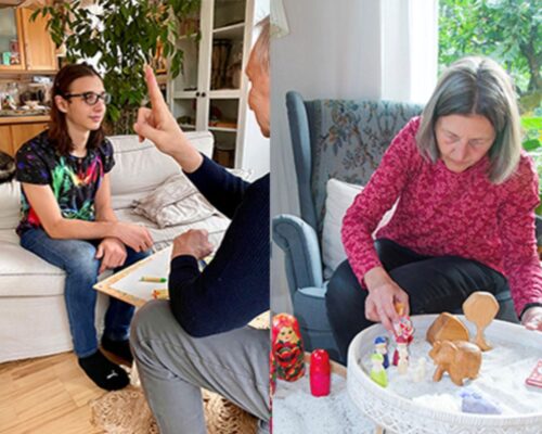 Therapeutische Spielsituationen im Wohnzimmer Zweiteilige Collage: Links sitzt ein junger Mann mit langen Haaren und Brille auf einem Sofa, ihm gegenüber zeigt eine andere Person mit erhobenem Zeigefinger e