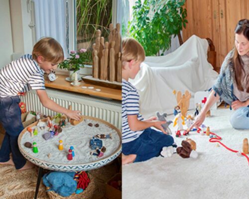 Kinderspiel mit Figuren im Sandtisch und auf dem Teppich Zweiteilige Szene in einem gemütlichen Zimmer: Links spielt ein blondes Kind im Ringelshirt vertieft an einem runden Sandtisch mit kleinen Holzfiguren und Spiel
