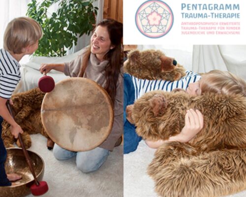 Anthroposophische Trauma-Therapie für Kinder mit Klangschale, Trommel und Kuschelbär Collage aus zwei Fotos einer kinderfreundlichen Therapiesituation: Links sitzt eine Therapeutin lächelnd am Boden und trommelt auf eine große Rahmentrommel, wäh