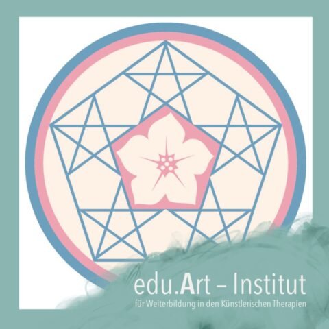 Grafiklogo des edu.Art – Instituts: In einem kreisförmigen Symbol mit blauem Rand und rosa Innenkreis sind mehrere blaue geometrische Sterne angeordnet, in dere