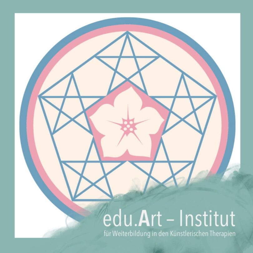 Grafiklogo des edu.Art – Instituts: In einem kreisförmigen Symbol mit blauem Rand und rosa Innenkreis sind mehrere blaue geometrische Sterne angeordnet, in dere