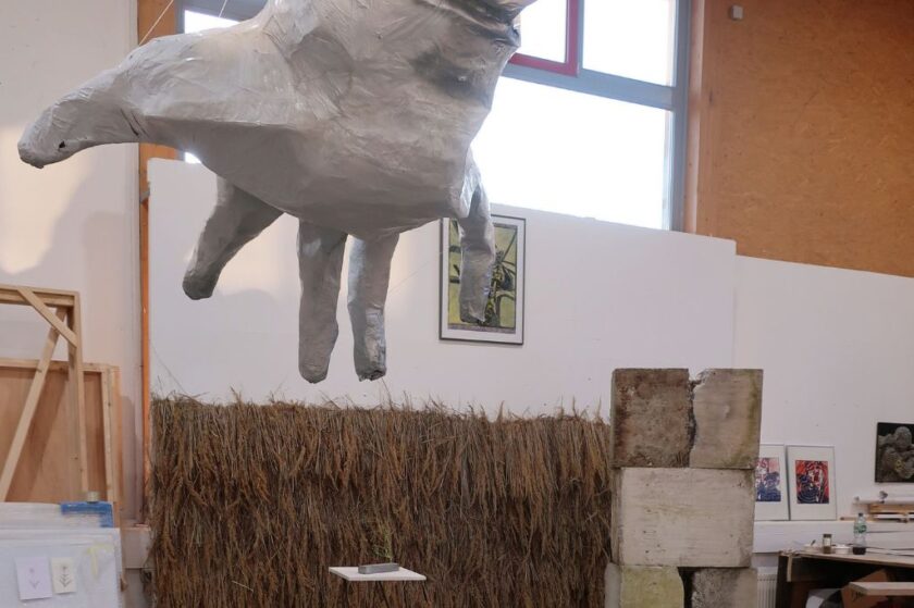 Ateliersituation der Kunst-Klasse Prof. Paul Petry mit Skulptur einer Hand