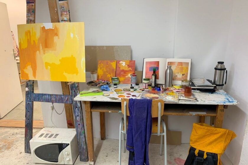 Ateleierplatz der Kunst-Klasse Prof. Cron mit gelben Farb-Studien