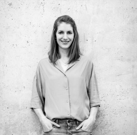 schwarz-weiß Portrait von Prof. Verena Hermelingmeier, Juniorprofessorin an der Alanus Hochschule im Fachbereich Wirtschaft