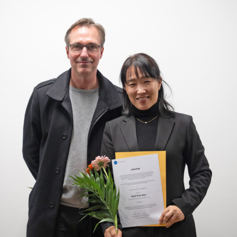 Eurythmie-Studiengangsleiter Prof. Bart-Jeroen Kool mit DAAD-Preis-Gewinnerin Sukyeong Han © Simon Muthers