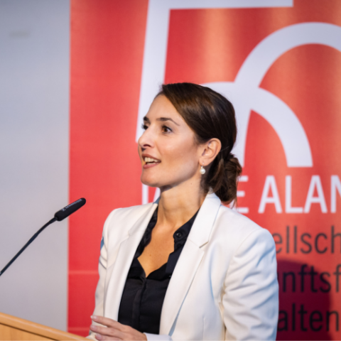 Staatssekretärin Gonca Türkeli-Dehnert beim Jubiläumsfestakt der Alanus Hochschule © Benjamin Westhoff