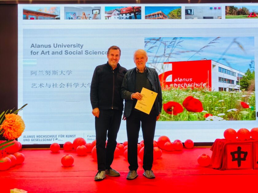 Prof. Dr. Jost Schieren zeichnet Christof Wiechert als Senior Research Fellow aus.