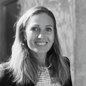 Porträtfoto in schwarz-weiß von Sarah Nobel