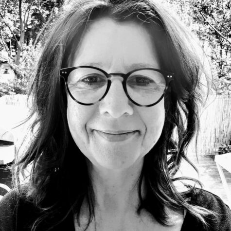 Porträtfoto in schwarz weiß von Elke Rath, Fachbereichsassistenz, Bildungswissenschaften