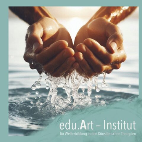 Nahaufnahme von zwei Händen, die Wasser aus einem See schöpfen, während es zwischen den Fingern zurück ins Wasser rinnt; darunter das Logo des edu.Art – Institu