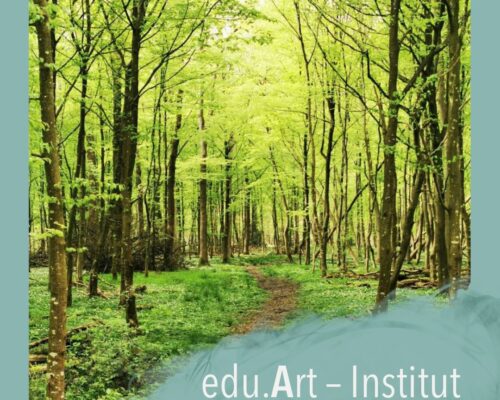 Frühlingswald und Logo des edu.Art – Instituts für Weiterbildung in den Künstlerischen Therapien Heller Frühlingswald mit frischem Grün, ein schmaler Pfad führt zwischen schlanken Bäumen hindurch. Unten im Bild steht in weißer Schrift auf türkisfarbenem Hin