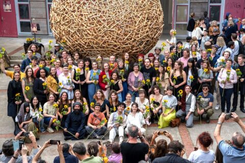 Foto: Absolvent:innen beim Rundgang 2024 an der Alanus Hochschule