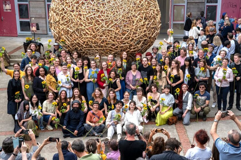 Foto: Absolvent:innen beim Rundgang 2024 an der Alanus Hochschule