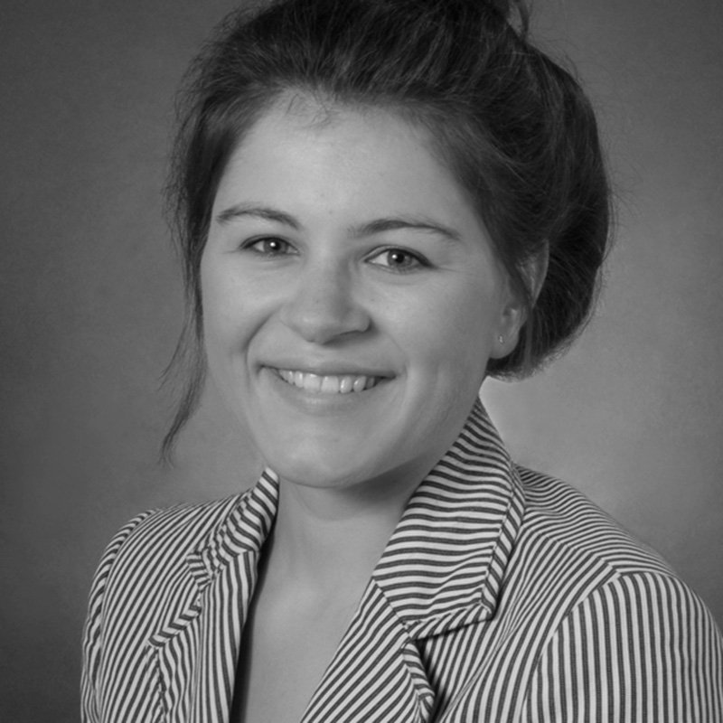 Porträtfoto von Julia Jeske in schwarz-weiß