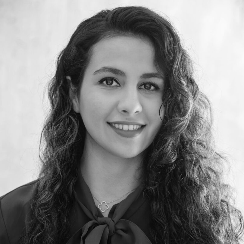 Porträtfoto in schwarz-weiß von Mansoureh Fathi