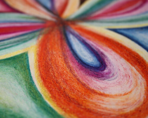 Nahaufnahme einer abstrakten Zeichnung mit kräftigen, wirbelnden Farbbögen in Rot, Orange, Gelb, Grün, Blau und Violett, die sich in der Bildmitte kreuzen und e