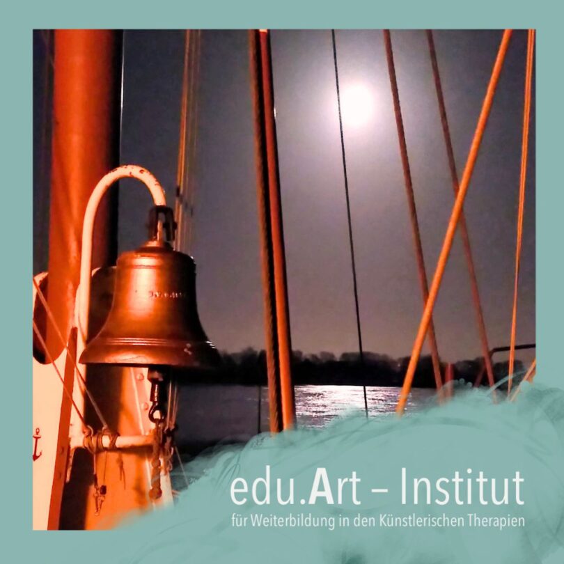 Nachtaufnahme von einem Segelschiff: Im Vordergrund hängt eine bronzefarbene Schiffsglocke an einem Mast, dahinter verlaufen mehrere beleuchtete Taue nach oben.