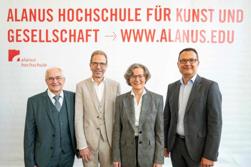 Foto: Festakt zum Rektorenwechsel an der Alanus Hochschule, von Links: Prof. Dr. Hans-Joachim Pieper, Rektor a. D., und Prof. Dr. Thomas Maschke, neuer Rektor der Alanus Hochschule, mit Ministerin Ina Scharrenbach und dem Senatsvorsitzenden Sascha Liebermann.