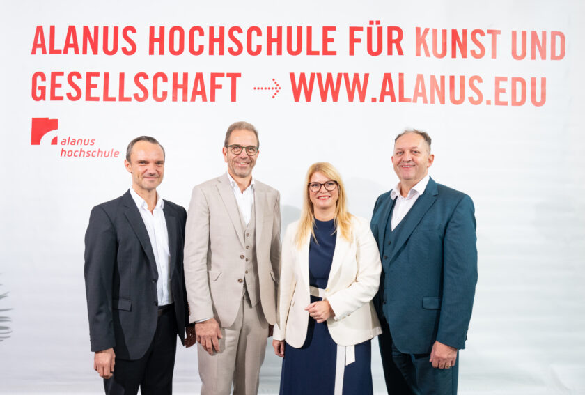 [Translate to Englisch:] Sie sehen vier Personen vor weißer Wand mit dem Alanus-Logo.