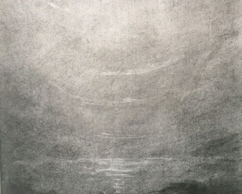 Neblige Landschaft in Grautönen Monochrome, graue Zeichnung mit nebeliger Atmosphäre: Unten angedeutete dunkle Hügel, darüber ein heller, diffuser Bereich, der wie trüber Himmel oder Lichtsche