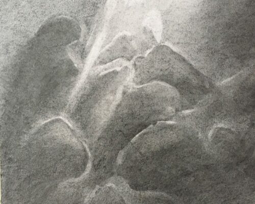 Lichtstrahl über abstrakter Felsformation Monochrome Zeichnung einer abstrakten Felslandschaft, in der aus dunklen Grautönen nach oben hin helle, fast weiße Lichtstrahlen und weich modellierte Felsforme