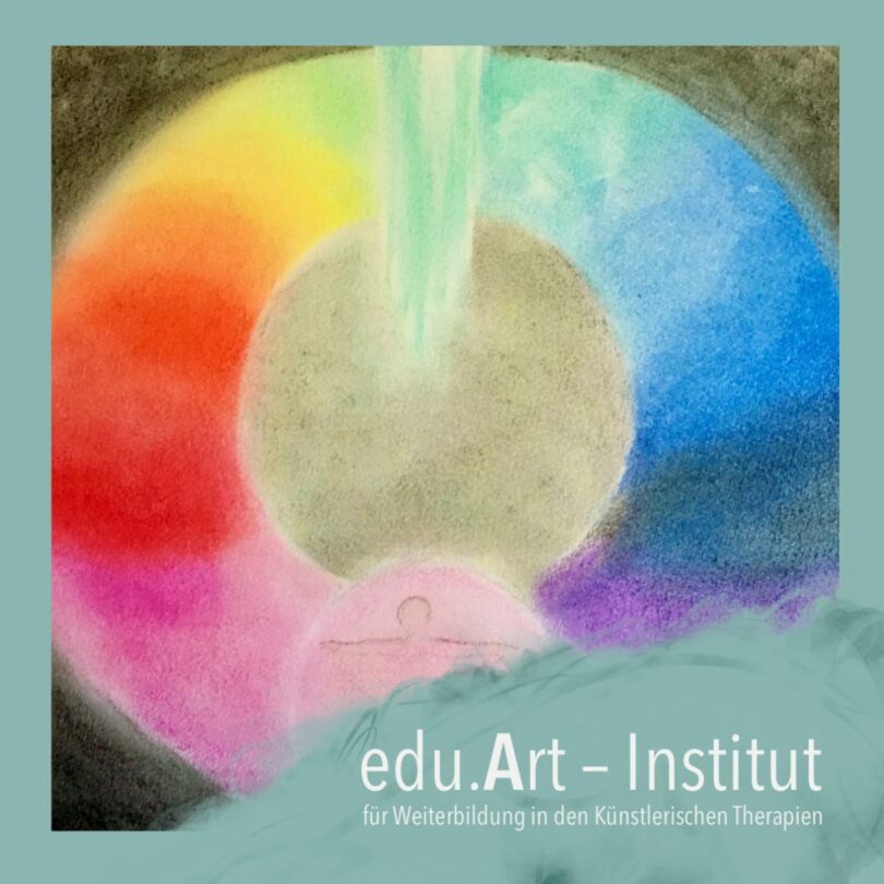 Pastellfarbenes, kreisförmiges Kunstwerk mit Regenbogenverlauf von Rot über Gelb und Grün zu Blau und Violett, in dessen Zentrum ein grauer Kreis und ein senkre