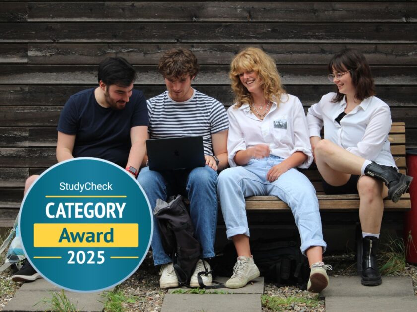 Das Bild zeigt vier junge Menschen