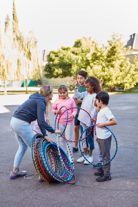 Lehrer und Schüler im Sportunterricht