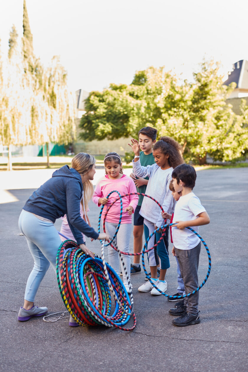 Lehrer und Schüler im Sportunterricht